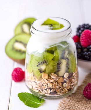 Beyaz yoğurtlu müsli adet kivi üst cam kase.