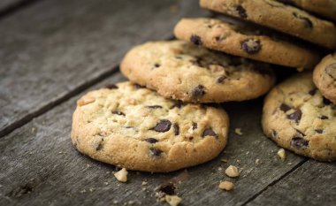 Doğal eski masa üzerinde yuvarlak çikolata kurabiye.