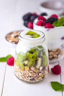 Beyaz yoğurtlu müsli adet kivi üst cam kase.