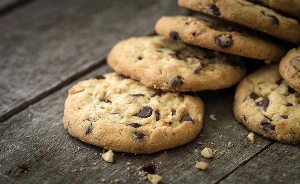 Doğal eski masa üzerinde yuvarlak çikolata kurabiye.