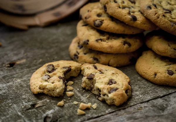 Doğal eski masa üzerinde yuvarlak çikolata kurabiye.