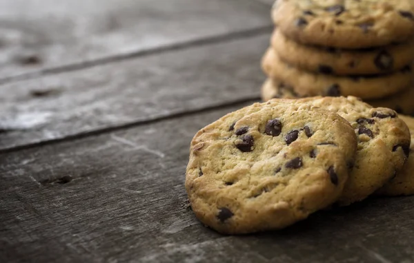 Doğal eski masa üzerinde yuvarlak çikolata kurabiye.