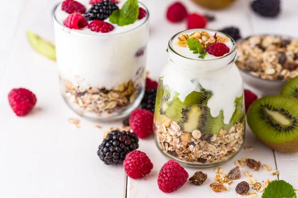 Beyaz yoğurtlu müsli adet kivi üst cam kase.