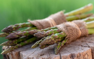 Jüt ahşap arka plan üzerinde sarılı kuşkonmaz.