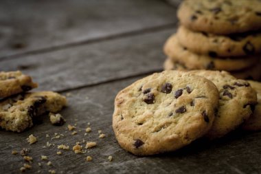 Doğal eski masa üzerinde yuvarlak çikolata kurabiye.