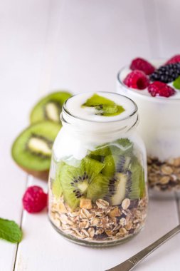 Beyaz yoğurtlu müsli adet kivi üst cam kase.