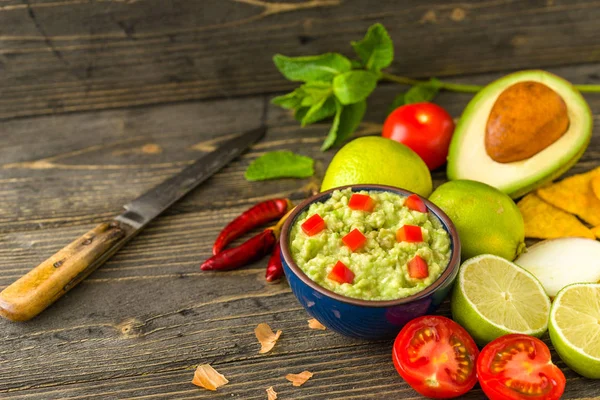 Guacamole Tigela Azul Mesa Rústica Natural Com Ingrediente Limão Tomates — Fotografia de Stock