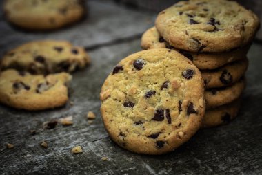 Doğal eski masa üzerinde yuvarlak çikolata kurabiye.