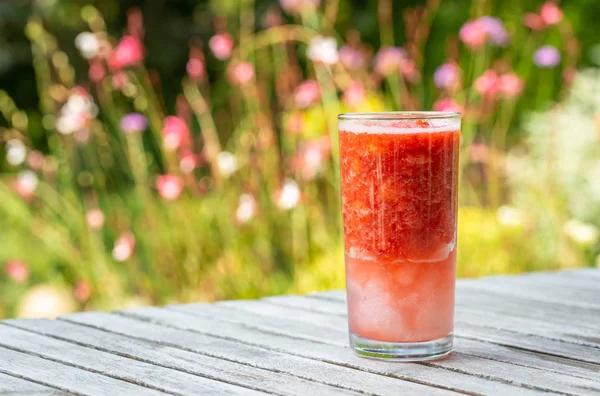 Mieszany strawberry z lodem i w wysokich szklankach. — Zdjęcie stockowe
