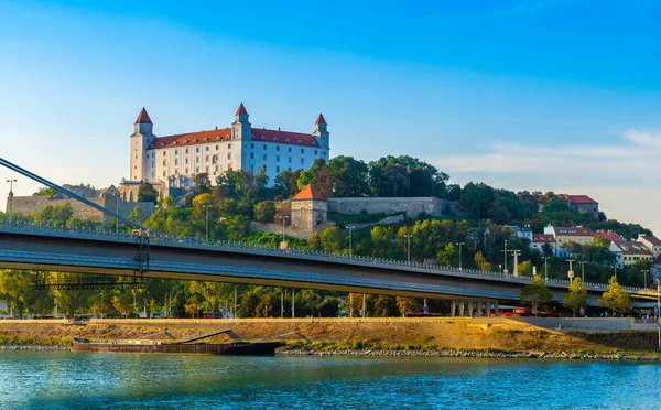 Κάστρο Της Μπρατισλάβα Στον Ποταμό Δούναβη Νέα Γέφυρα Πρώτο Πλάνο — Φωτογραφία Αρχείου