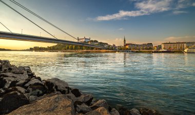 Slovakya'nın Bratislava sermaye city, gün batımı sırasında petrzalka sahilden resim.