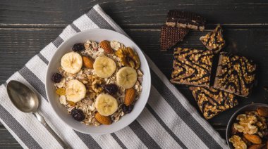 Muz çizgili gri doğal Resepsiyon peçeteye üzerinde beyaz kase yulaf ezmesi.