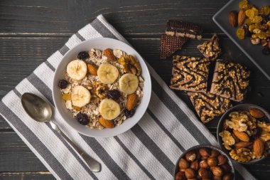 Muz çizgili gri doğal Resepsiyon peçeteye üzerinde beyaz kase yulaf ezmesi.