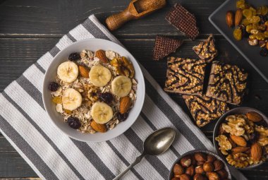 Muz çizgili gri doğal Resepsiyon peçeteye üzerinde beyaz kase yulaf ezmesi.