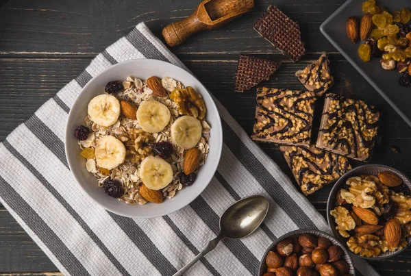 Muz çizgili gri doğal Resepsiyon peçeteye üzerinde beyaz kase yulaf ezmesi.