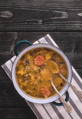 Doğal zemin üzerine mantarlı Slovak Ulusal Noel lahana çorbası.