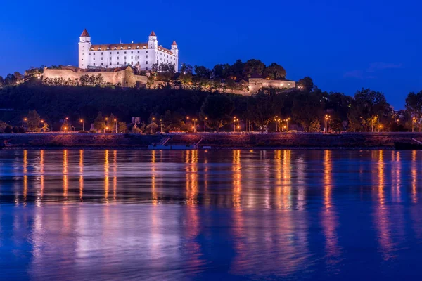 Imagem Bratislava Capital Eslováquia Durante Noite Partir Costa Petrzalka — Fotografia de Stock