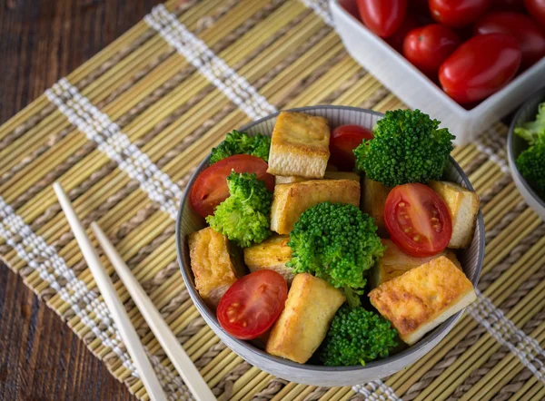 Tofu Parrilla Con Brócoli Tomates Tazón Blanco Sobre Bambú Con — Foto de Stock