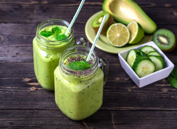 Batido Verde Sobre Fondo Oscuro Con Aguacate Espinacas Limón Kiwi —  Fotos de Stock