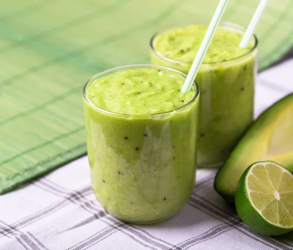 Grüner Smoothie Auf Grünem Hintergrund Mit Avocado Und Zitrone Auf — Stockfoto