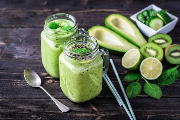 Grüner Smoothie Auf Dunklem Hintergrund Mit Avocado Spinat Zitrone Und — Stockfoto