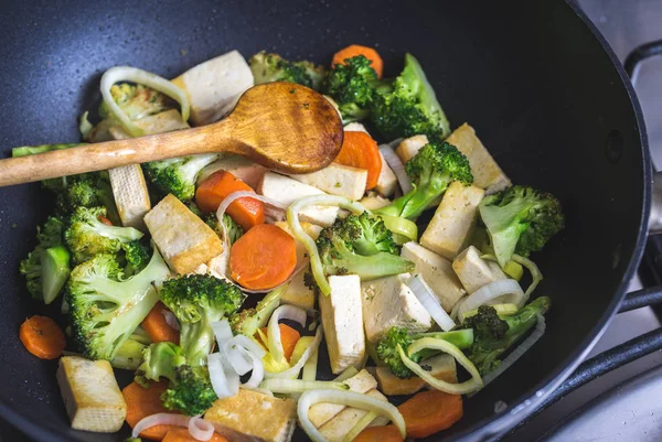 Grillad Tofu Med Broccoli Och Morötter Inuti Wok — Stockfoto