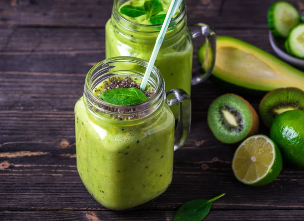 Avokado, limon ve kivi yaptığı yeşil zemin üzerine yeşil smoothie.