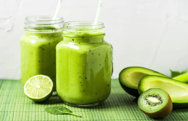 Grüner Smoothie Auf Grünem Hintergrund Mit Avocado Zitrone Und Kiwi — Stockfoto