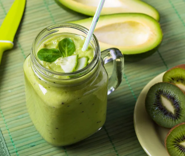 Grön Smoothie Grön Bakgrund Görs Avokado Citron Och Kiwi — Stockfoto