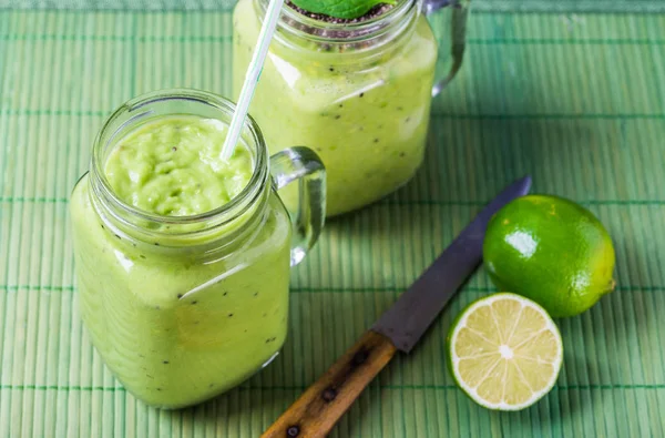 Grüner Smoothie Aus Glas Auf Grünem Hintergrund Mit Avocado Zitrone — Stockfoto