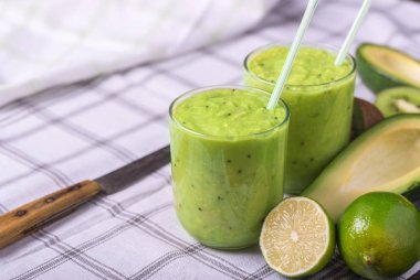 Yeşil smoothie avokado, limon ve kivi masa örtüsü arka plan üzerinde tarafından yapılan.