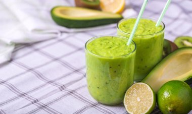 Yeşil smoothie avokado, limon ve kivi masa örtüsü arka plan üzerinde tarafından yapılan.