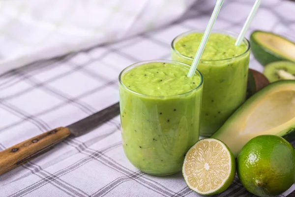 Grüner Smoothie Aus Avocado Zitrone Und Kiwi Auf Tischdecken Hintergrund — Stockfoto