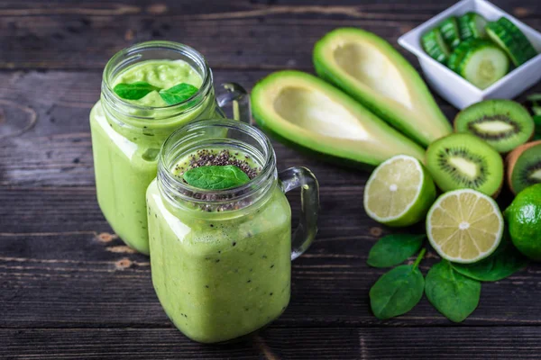 Batido Verde Sobre Fondo Verde Elaborado Por Aguacate Limón Kiwi —  Fotos de Stock