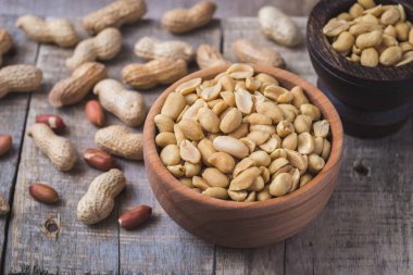 Doğal rustik masa üzerinde küçük ahşap kase fıstık.