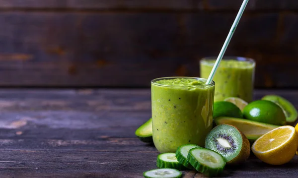 Batido verde sobre fondo verde elaborado por aguacate, limón y kiwi . —  Fotos de Stock