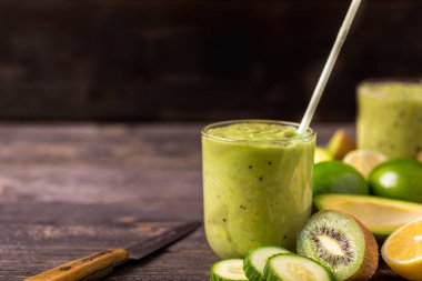 Avokado, limon ve kivi yaptığı yeşil zemin üzerine yeşil smoothie.