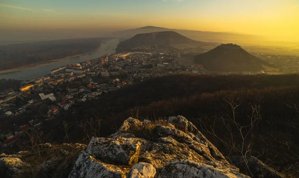 Ranní pohled z kopce Nedze Hainburg an der Donau během východu slunce. — Stock fotografie