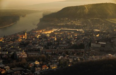 Hundsheimer Tepesi'nden sabah görünümüne Hainburg an der Donau gündoğumu sırasında.