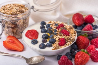 Yulaf ezmesi ve çilek, yaban mersini ile kase de Beyaz yoğurt 