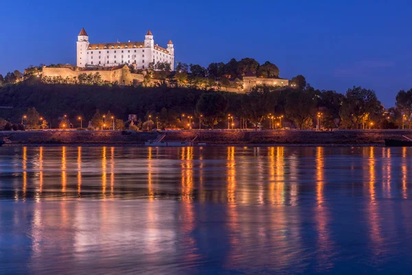 Άποψη του κάστρου της μπρατισλάβας το βράδυ. Πρωτεύουσα της Σλοβακίας. — Φωτογραφία Αρχείου