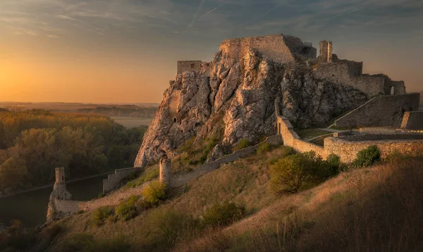 Couleur dorée du château de Devin pendant le coucher du soleil, Slovaquie . — Photo