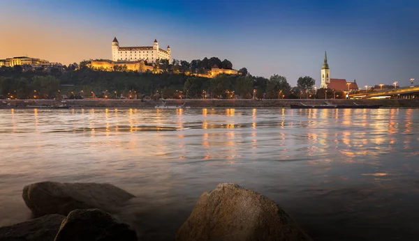 Pohled na hrad Bratislava ve večerních hodinách. Hlavní město Slovenska. — Stock fotografie