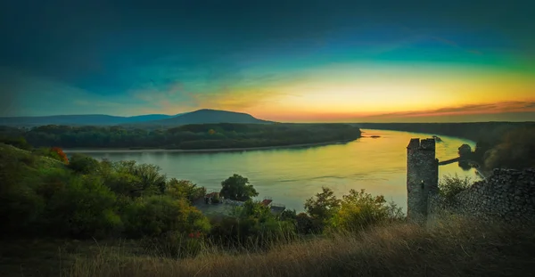 Vue sur la rivière Morava depuis le château Devin au coucher du soleil près de Bratislava, Slovaquie . — Photo