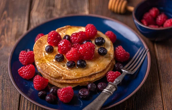 Diiris Manis Pancake Buatan Sendiri Dengan Raspberry Dan Blueberry Piring — Stok Foto