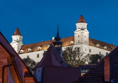 Bratislava Şatosu 'nun bir parçası ve önünde bir kilise kulesi var..