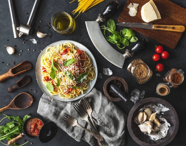 Dîner Italien Avec Pâtes Sur Plaque Céramique Avec Dîner Italien Photo De Stock