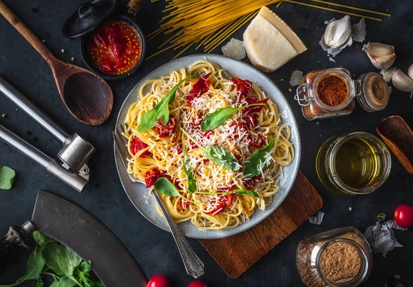 Dîner Italien Avec Pâtes Sur Plaque Céramique Avec Des Ingrédients Photos De Stock Libres De Droits