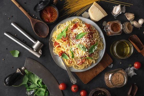 Italiensk Middag Med Pasta Keramik Platta Med Ingredienser Runt Svart — Stockfoto