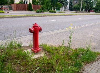 Sokakta yangın musluğu var.